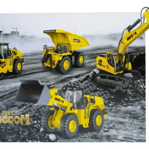 Set de cuatro vehículos de construcción amarillos a escala sobre terreno rocoso, incluye excavadora, camión volquete, cargador frontal y compactador de rodillo metálicos.